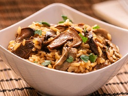 Бърз вкусен варен ориз с гъби печурки за гарнитура на пиле, риба и месо - снимка на рецептата